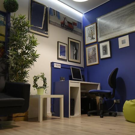 Gracia City Hostel Barcelona Exterior photo The library