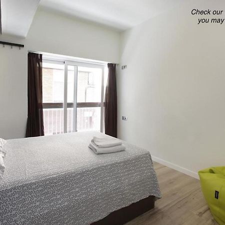 Gracia City Hostel Barcelona Exterior photo A bedroom at the hotel