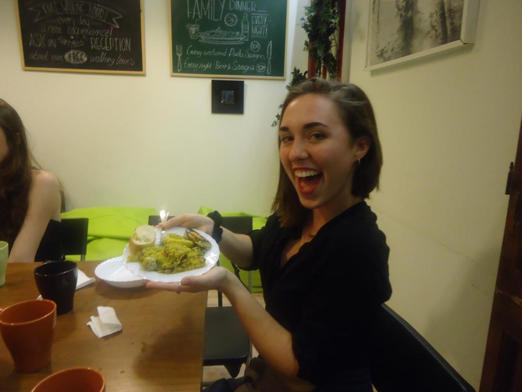 Gracia City Hostel Barcelona Exterior photo A woman holding a plate of food