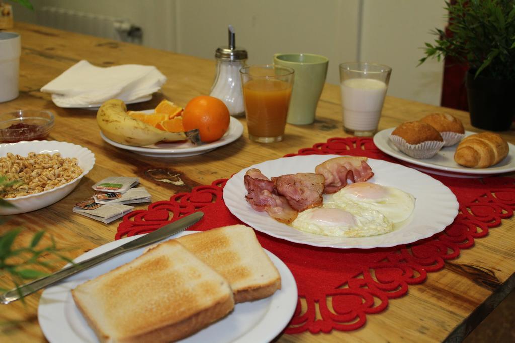 Gracia City Hostel Barcelona Exterior photo A traditional Brazilian breakfast