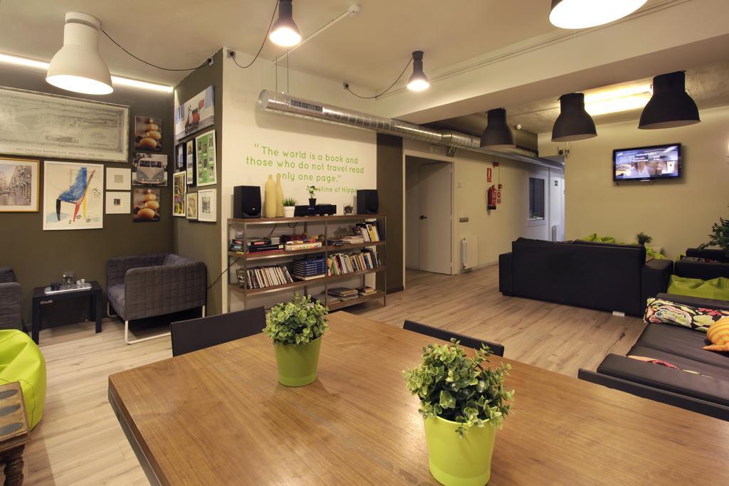 Gracia City Hostel Barcelona Exterior photo The library