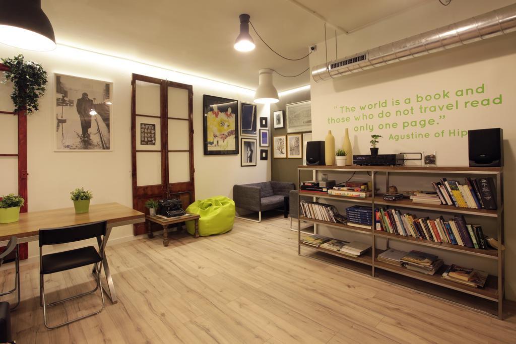 Gracia City Hostel Barcelona Exterior photo Library