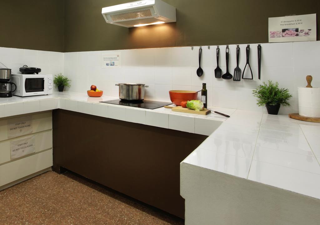 Gracia City Hostel Barcelona Exterior photo A modern kitchen