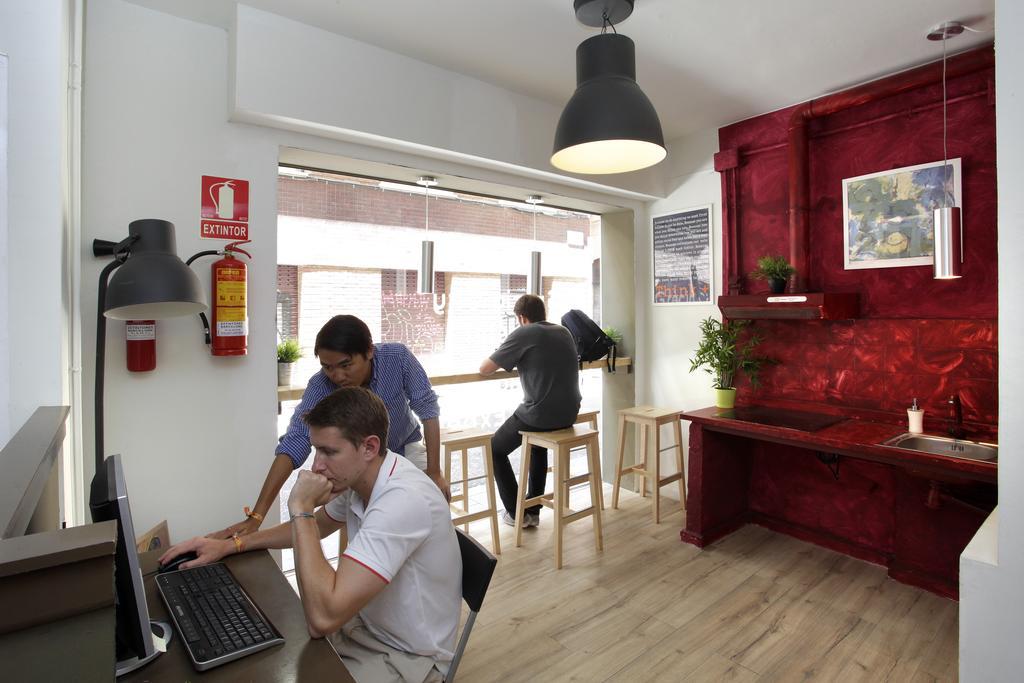 Gracia City Hostel Barcelona Exterior photo The interior of the library
