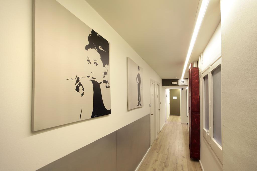 Gracia City Hostel Barcelona Exterior photo Interior of the building