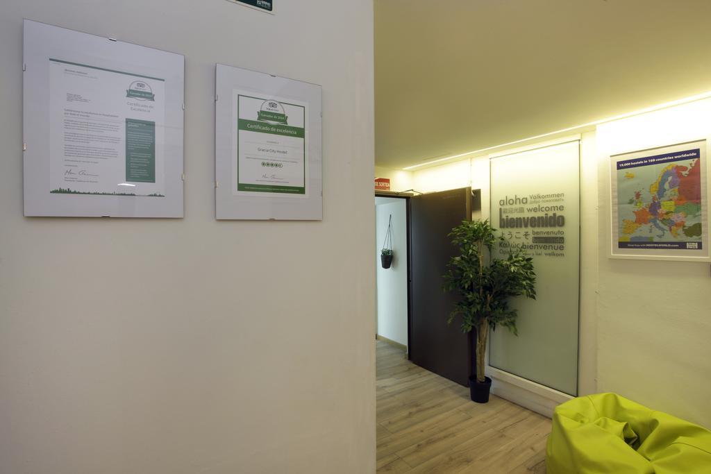 Gracia City Hostel Barcelona Exterior photo The reception area of the clinic