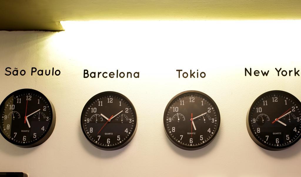 Gracia City Hostel Barcelona Exterior photo Clocks showing the time in São Paulo, Barcelona, Tokyo and New York