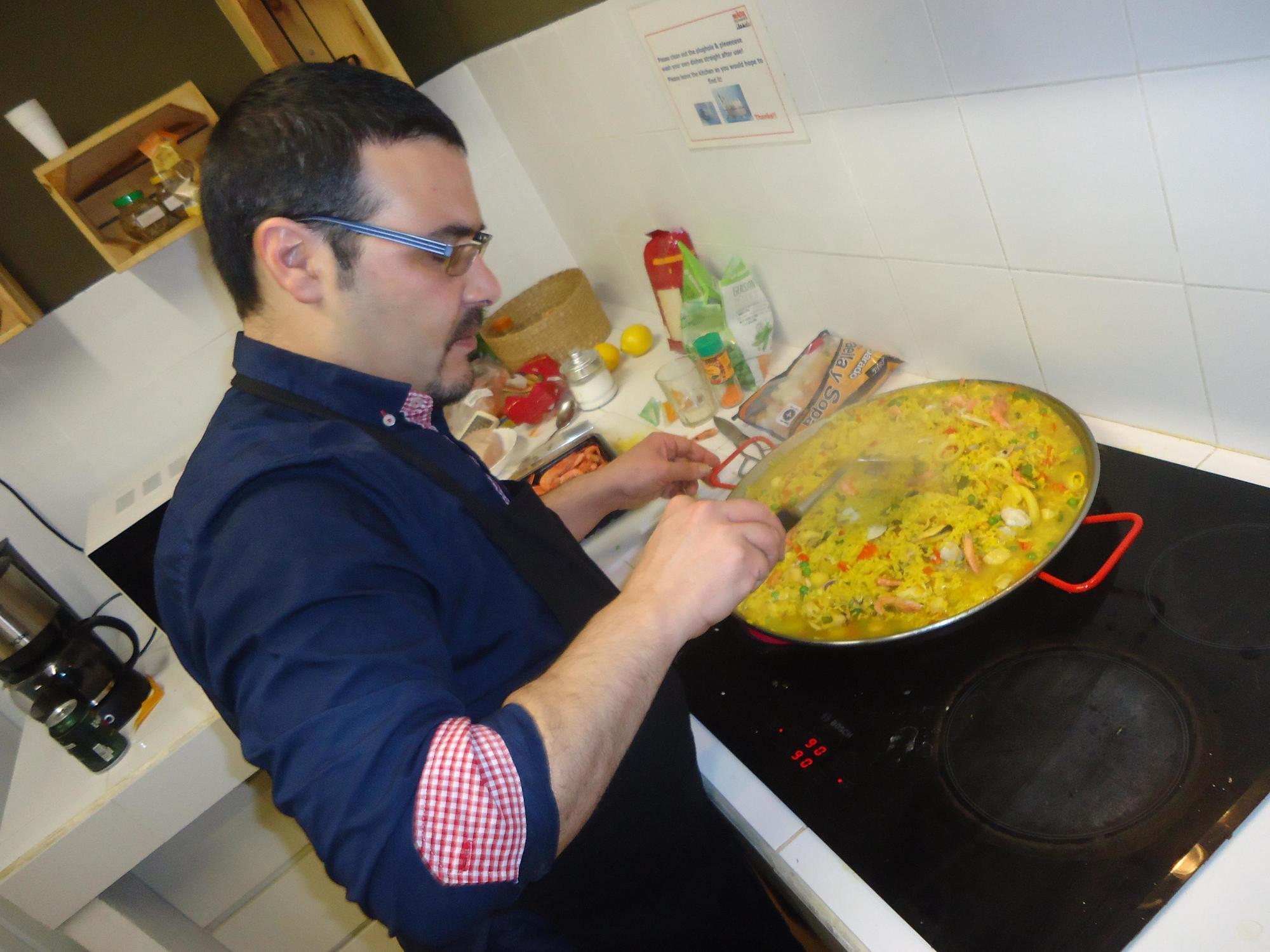 Gracia City Hostel Barcelona Exterior photo A paella being stirred
