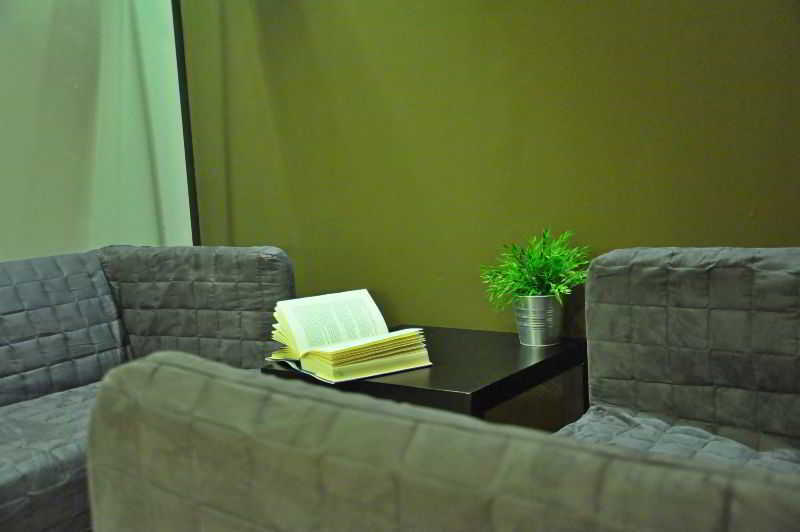 Gracia City Hostel Barcelona Exterior photo A room at the library