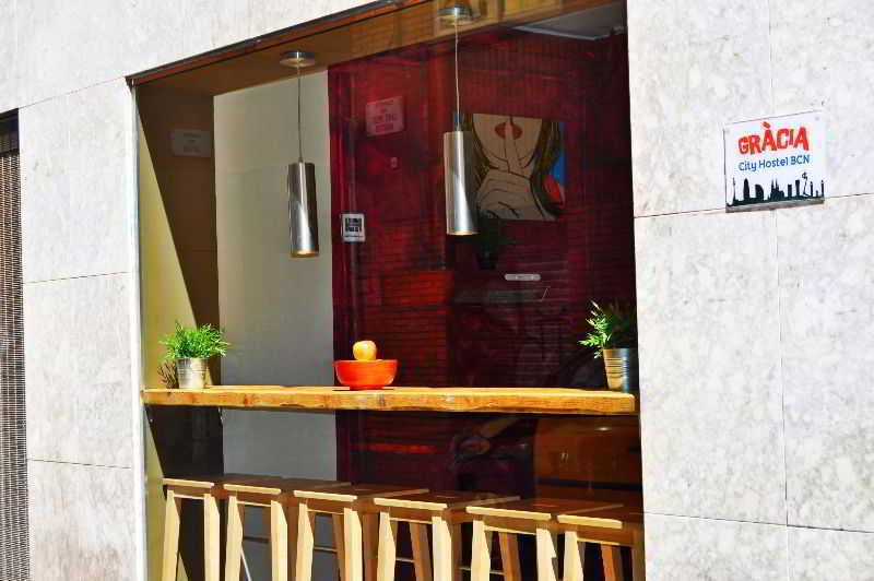 Gracia City Hostel Barcelona Exterior photo A typical bar in Gràcia