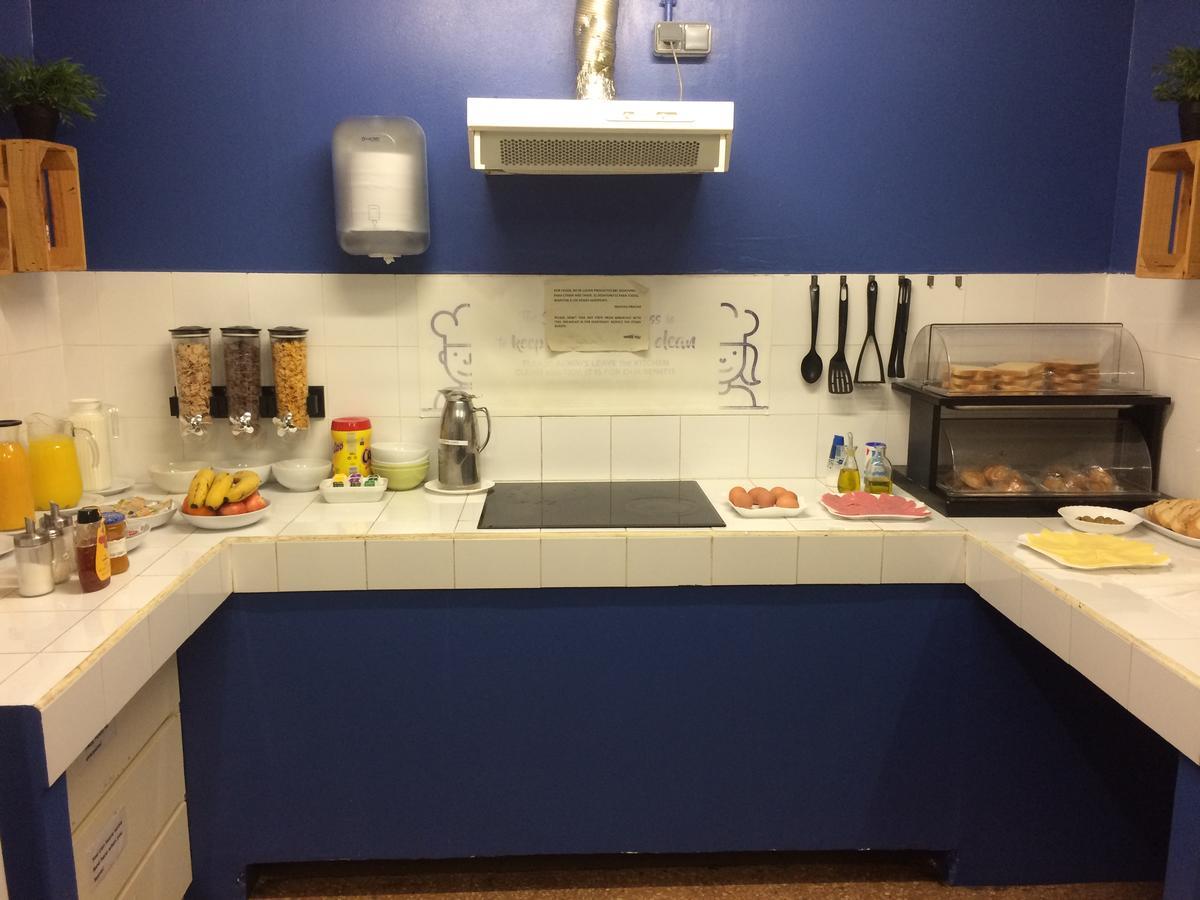 Gracia City Hostel Barcelona Exterior photo A typical kitchen at a hostel