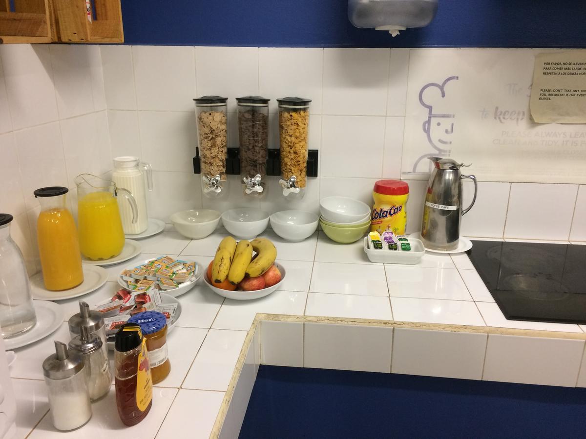Gracia City Hostel Barcelona Exterior photo A typical breakfast buffet