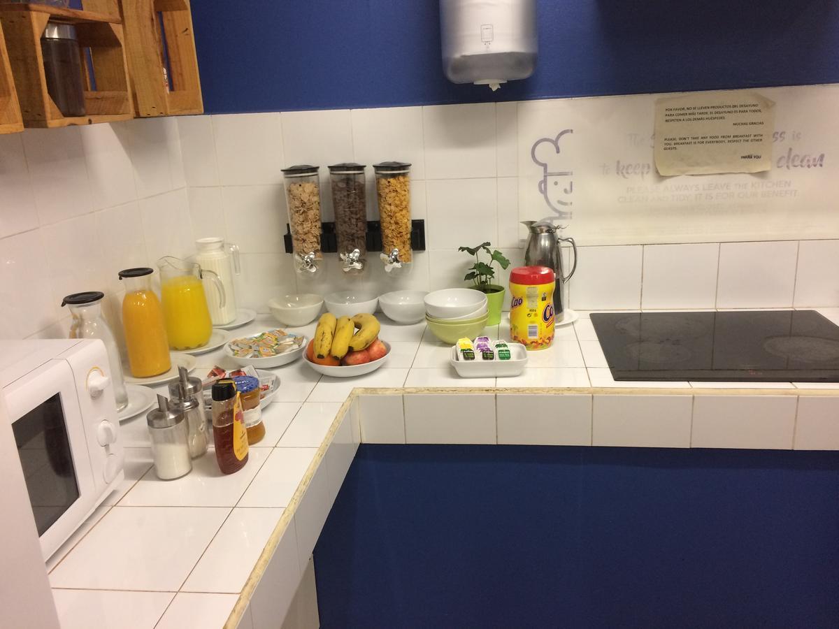 Gracia City Hostel Barcelona Exterior photo A typical breakfast buffet at a hotel