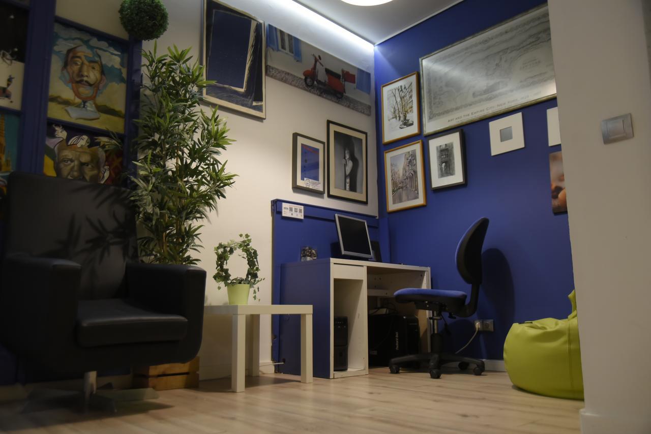 Gracia City Hostel Barcelona Exterior photo The library