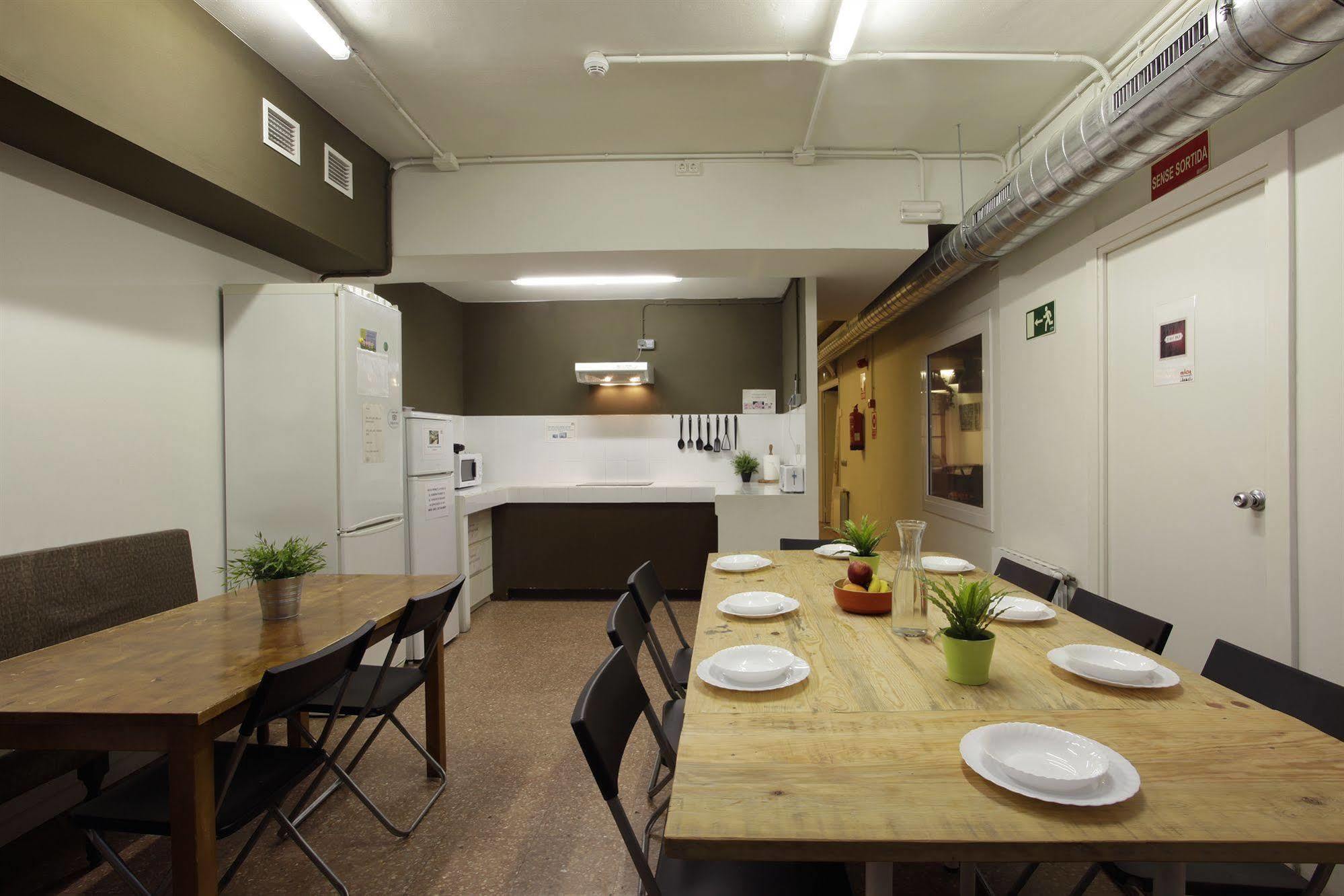 Gracia City Hostel Barcelona Exterior photo The kitchen and dining room at the new hostel