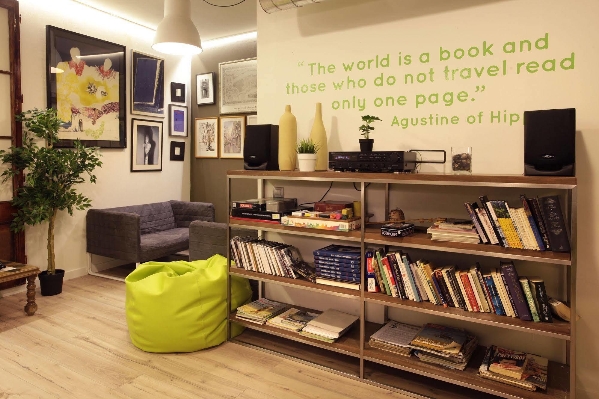 Gracia City Hostel Barcelona Exterior photo Library