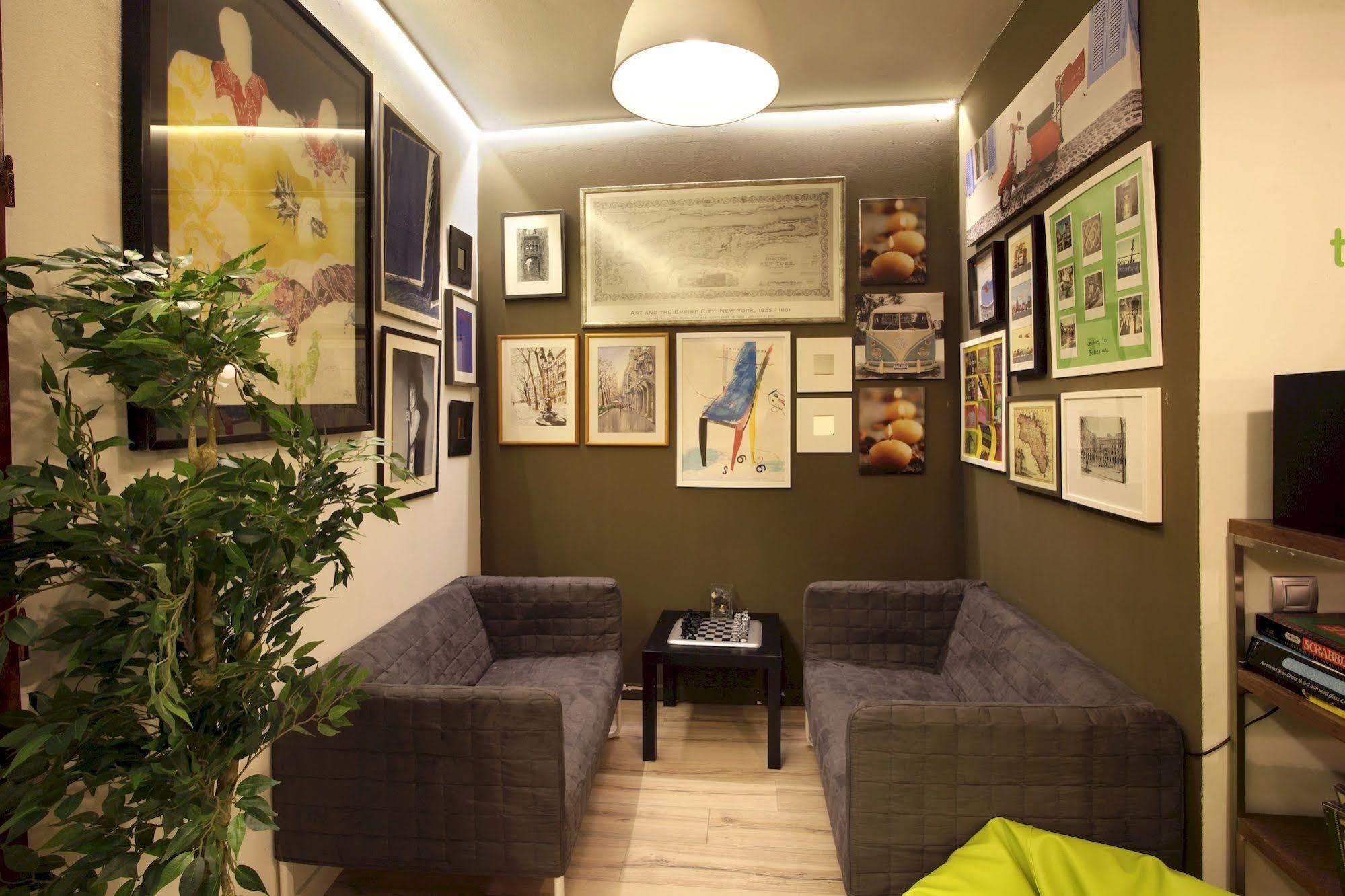 Gracia City Hostel Barcelona Exterior photo The waiting room of a dental practice