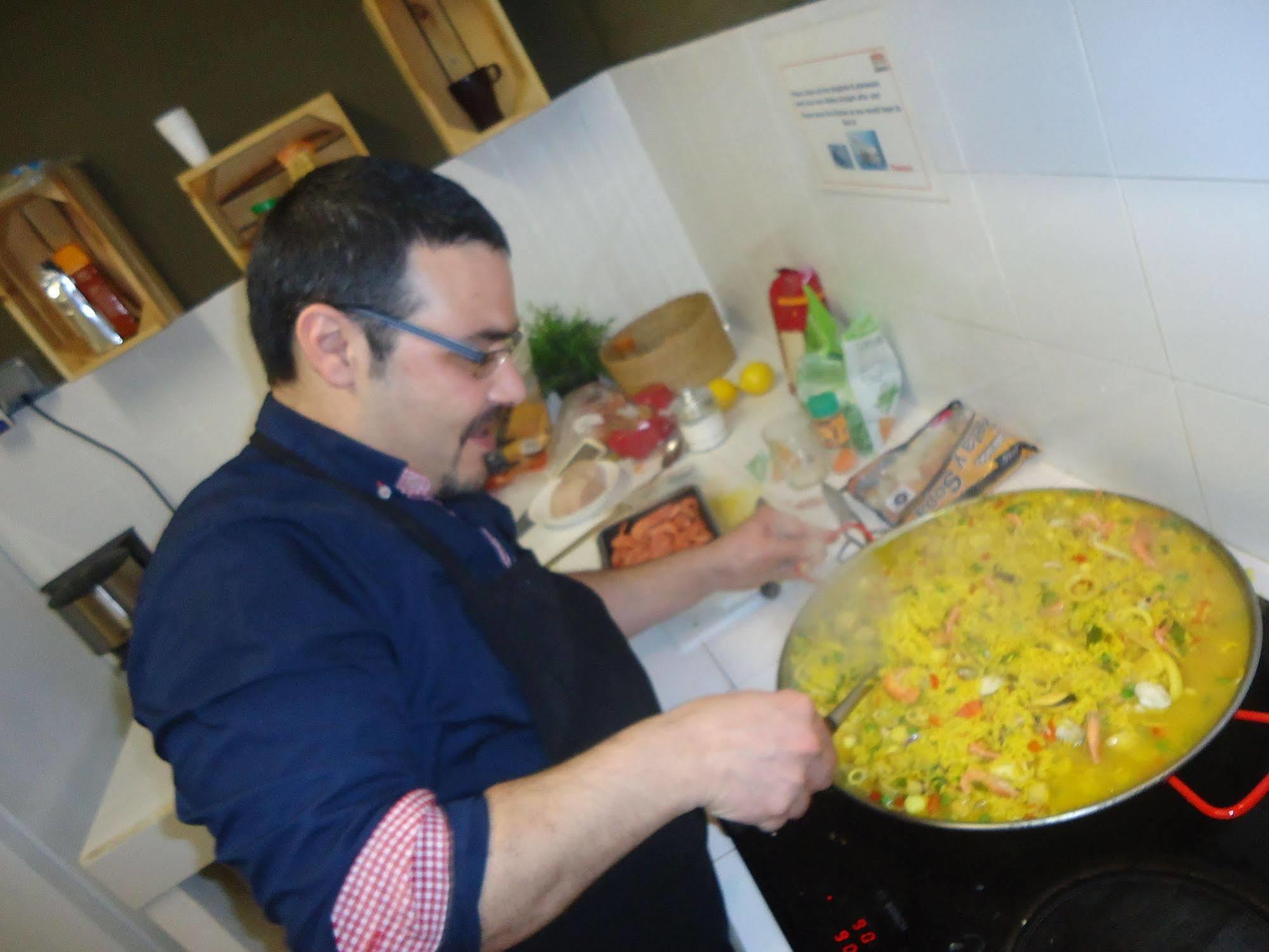 Gracia City Hostel Barcelona Exterior photo A paella being cooked