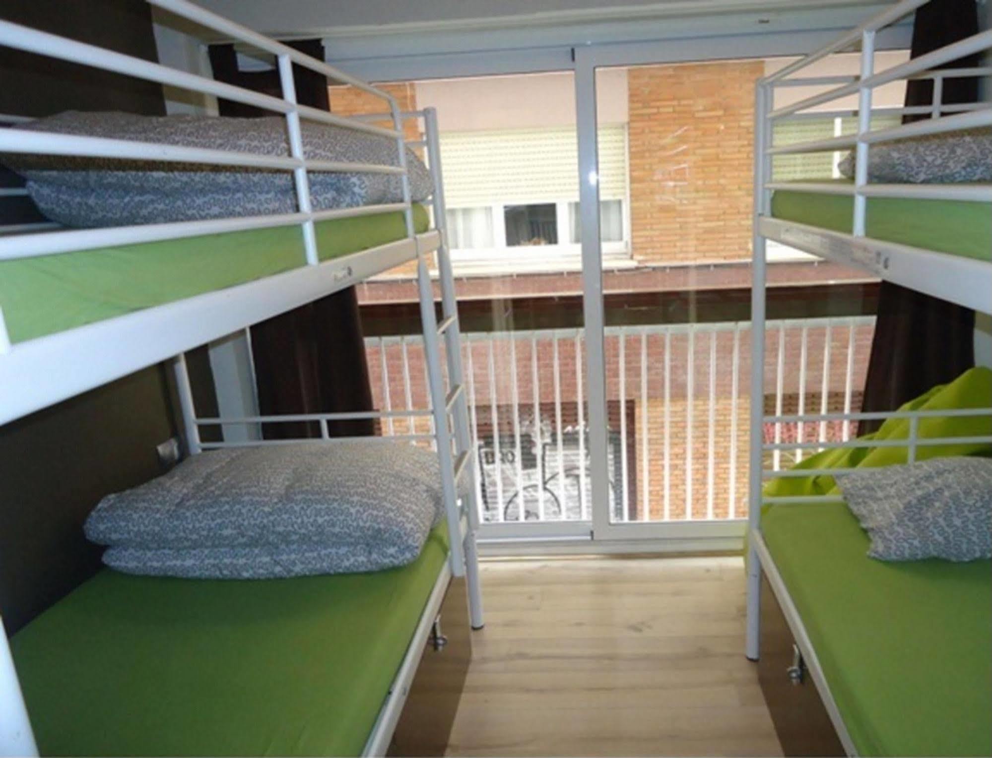 Gracia City Hostel Barcelona Exterior photo A bunk room at the hotel