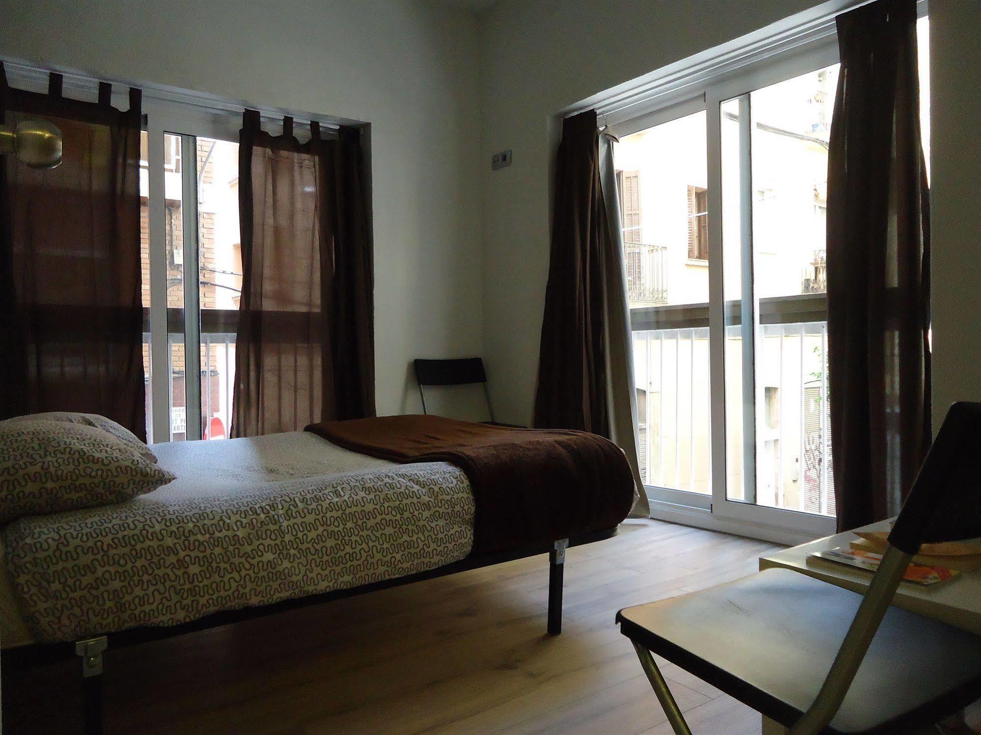 Gracia City Hostel Barcelona Exterior photo A bedroom in a typical apartment