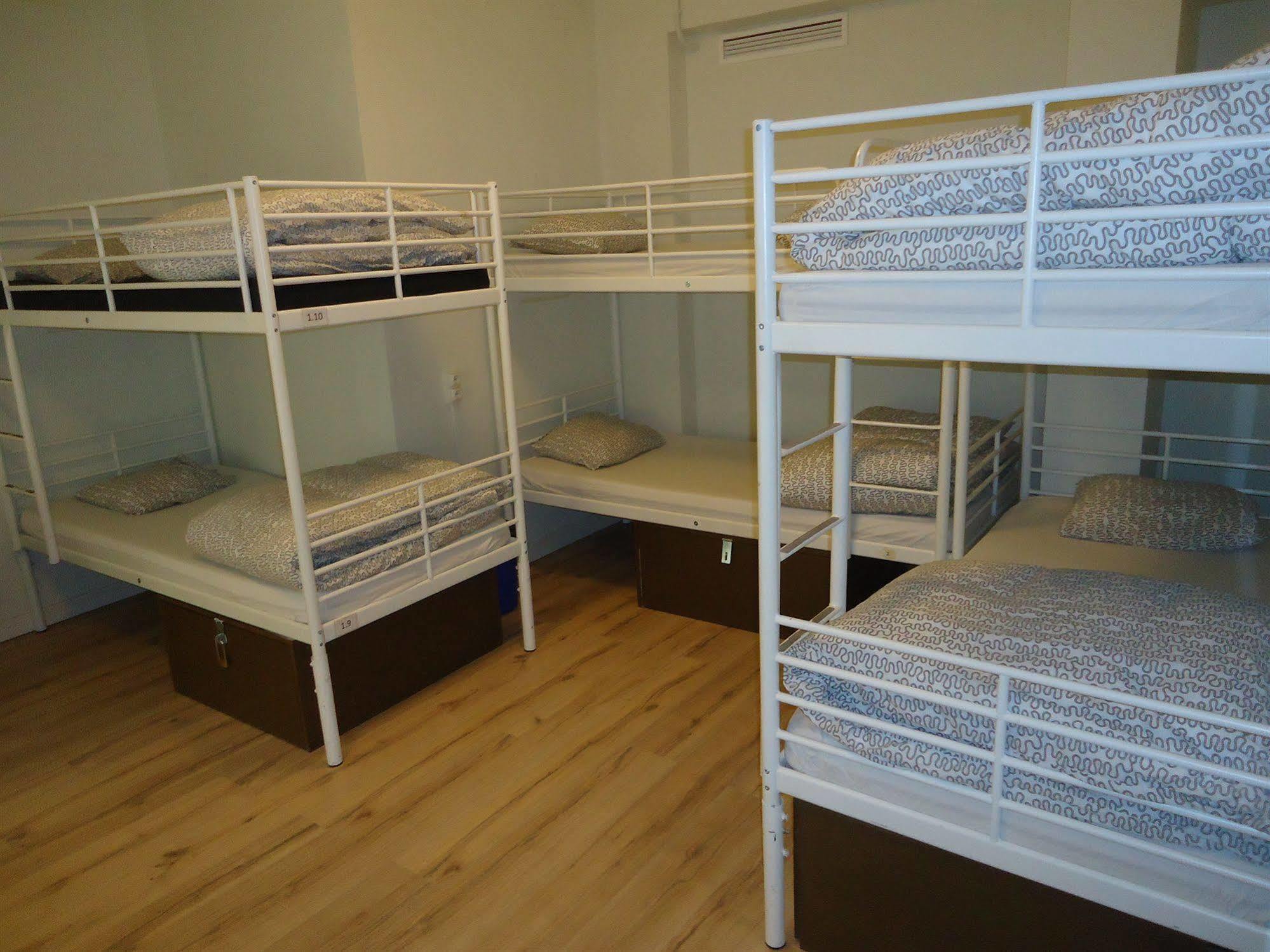 Gracia City Hostel Barcelona Exterior photo A typical hostel room