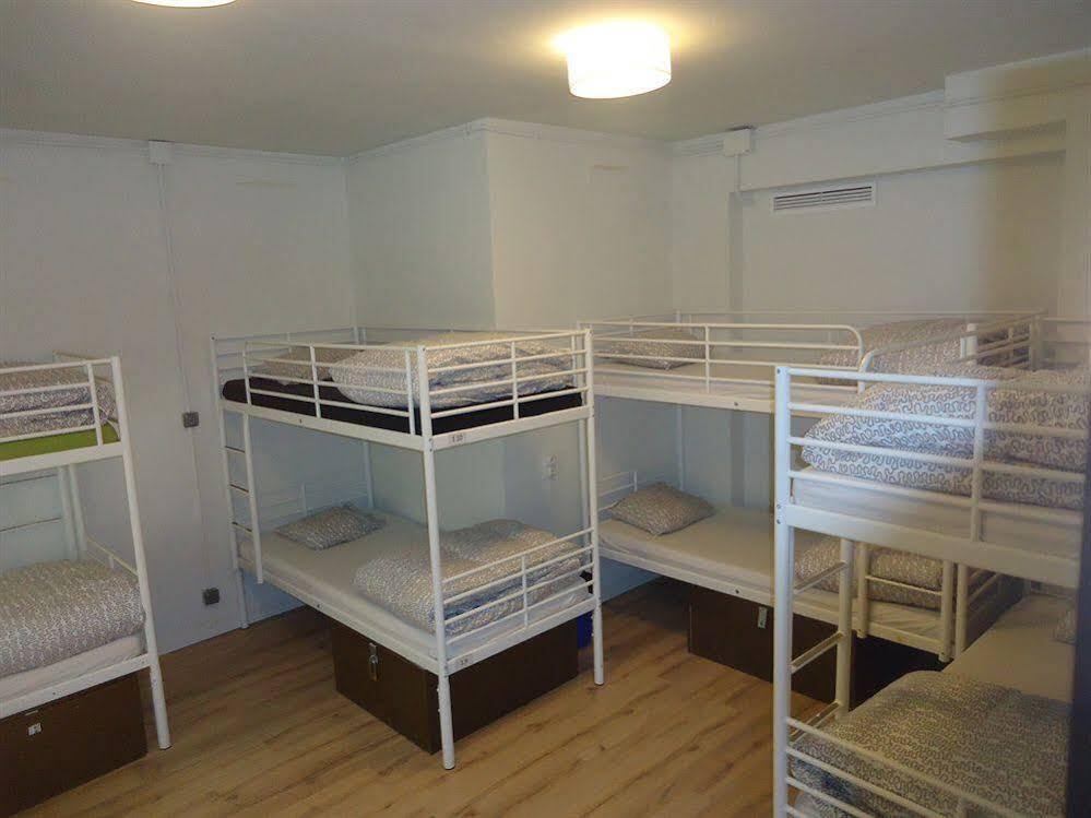 Gracia City Hostel Barcelona Exterior photo A typical dormitory room